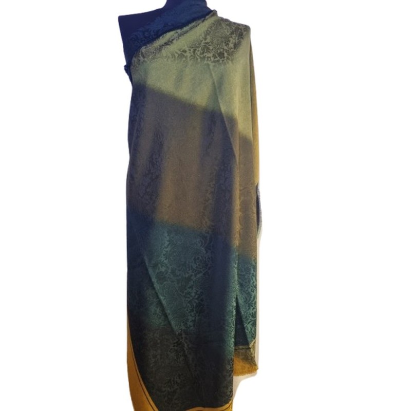 Szépséges női kendő Szépséges női kendő