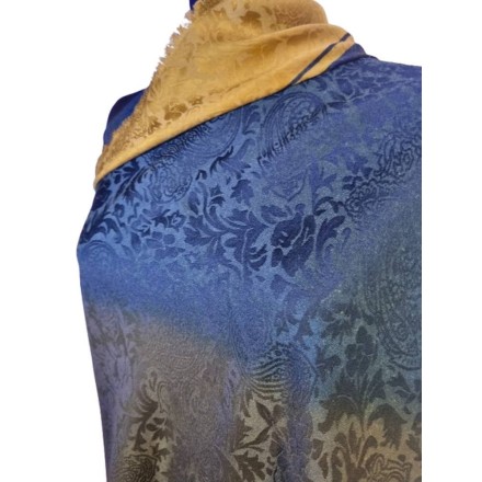 Szépséges női kendő