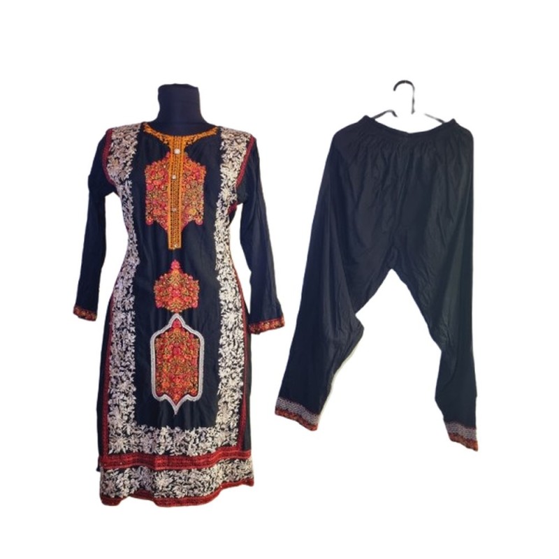 Fekete hímzett pamutszett M-es Fekete hímzett pamutszett M-es