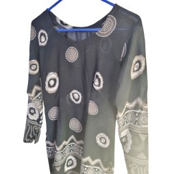 Árnyak és minták játéka – fekete felső könnyed eleganciával Árnyak és minták játéka – fekete felső könnyed eleganciával