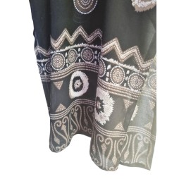 Árnyak és minták játéka – fekete felső könnyed eleganciával Árnyak és minták játéka – fekete felső könnyed eleganciával