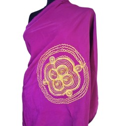 Ohm-spirál a lila fényben – hímzett kendő Ohm-spirál a lila fényben – hímzett kendő