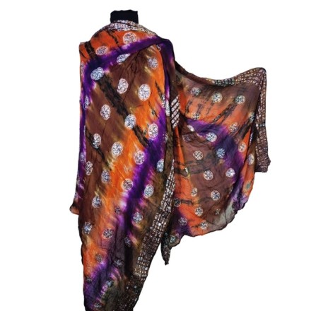 Színes indiai kendő gyöngyökkel