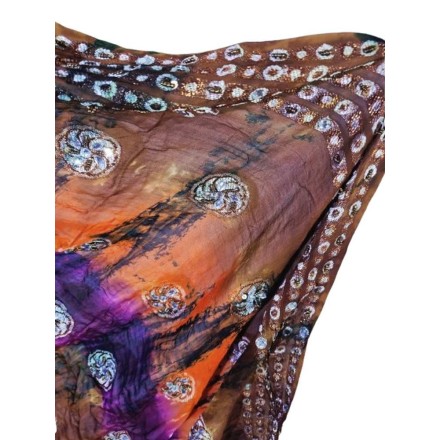 Színes indiai kendő gyöngyökkel