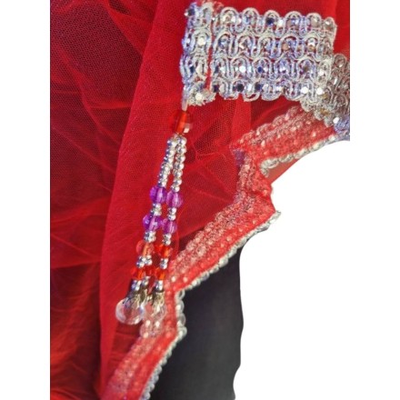 Piros tüllkendő gyöngydíszítéssel