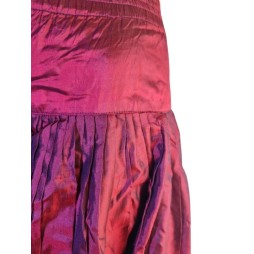 Fénylő bordó nadrág különleges szabással Fénylő bordó nadrág különleges szabással