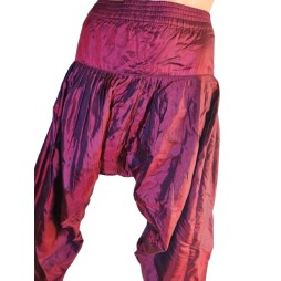 Fénylő bordó nadrág különleges szabással Fénylő bordó nadrág különleges szabással