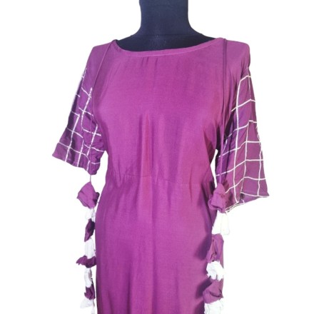 Lila indiai ruha rojtdíszítéssel