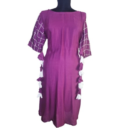 Lila indiai ruha rojtdíszítéssel