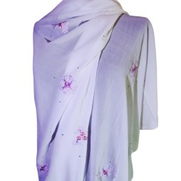 Fehér muszlin anyag lótuszvirágok táncával