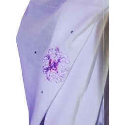 Fehér muszlin anyag lótuszvirágok táncával