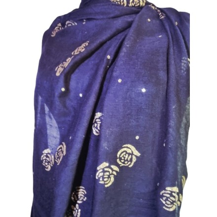 Fekete indiai viszkóz kendő rózsamintával