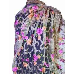 A Bollywoodi hercegnők tüllálma – gazdagon hímzett indiai stóla