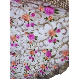 A Bollywoodi hercegnők tüllálma – gazdagon hímzett indiai stóla