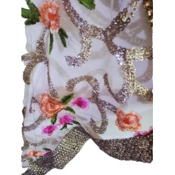 A Bollywoodi hercegnők tüllálma – gazdagon hímzett indiai stóla