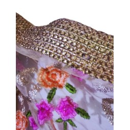 A Bollywoodi hercegnők tüllálma – gazdagon hímzett indiai stóla