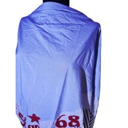 Csillagok és üzenetek tánca e színes pamut vállkendőn Csillagok és üzenetek tánca e színes pamut vállkendőn