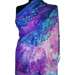 A végtelen égbolt színei e kézzel festett hernyóselyem kendőn A végtelen égbolt színei e kézzel festett hernyóselyem kendőn