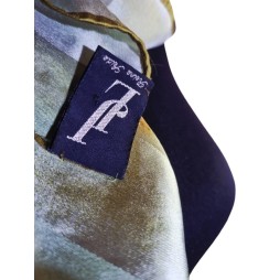 A modern akvarell álma ebben a selyem kendőben A modern akvarell álma ebben a selyem kendőben