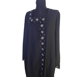 Fény a sötétségben – fekete köves abaya