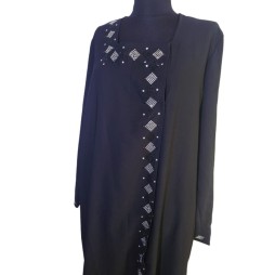 Fény a sötétségben – fekete köves abaya