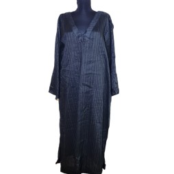 Fekete csíkos abaya – elegáns, kevert szálas anyagból Fekete csíkos abaya – elegáns, kevert szálas anyagból