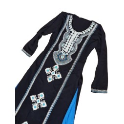 Hímzett fekete abaya kék betétekkel – különleges elegancia keleti stílusban Hímzett fekete abaya kék betétekkel – különleges elegancia keleti stílusban
