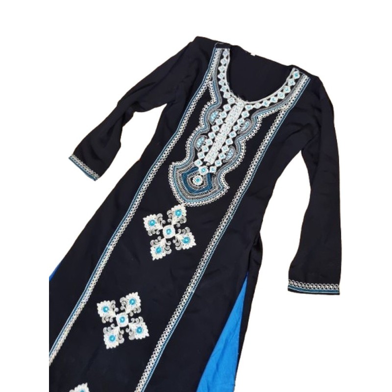 Hímzett fekete abaya kék betétekkel – elegáns, különleges darab Hímzett fekete abaya kék betétekkel – elegáns, különleges darab