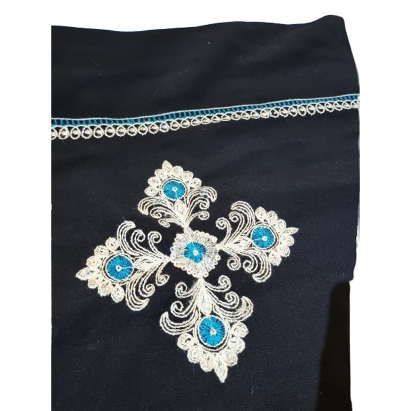 Hímzett fekete abaya kék betétekkel – elegáns, különleges darab Hímzett fekete abaya kék betétekkel – elegáns, különleges darab