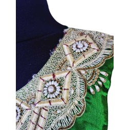 Smaragdfény ünnepe – hímzett gyöngyös szatén felső