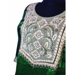 Smaragdfény ünnepe – hímzett gyöngyös szatén felső