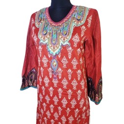 Indiai vörös ragyogás – hímzett és köves pamut ruha