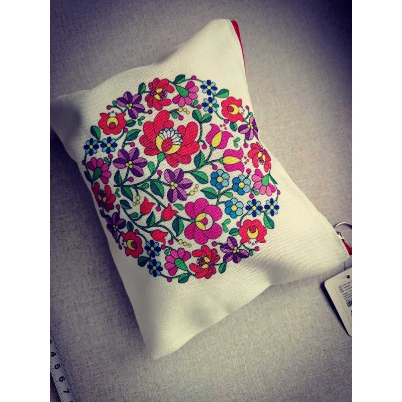 Magyar motívumos neszeszer Magyar motívumos neszeszer