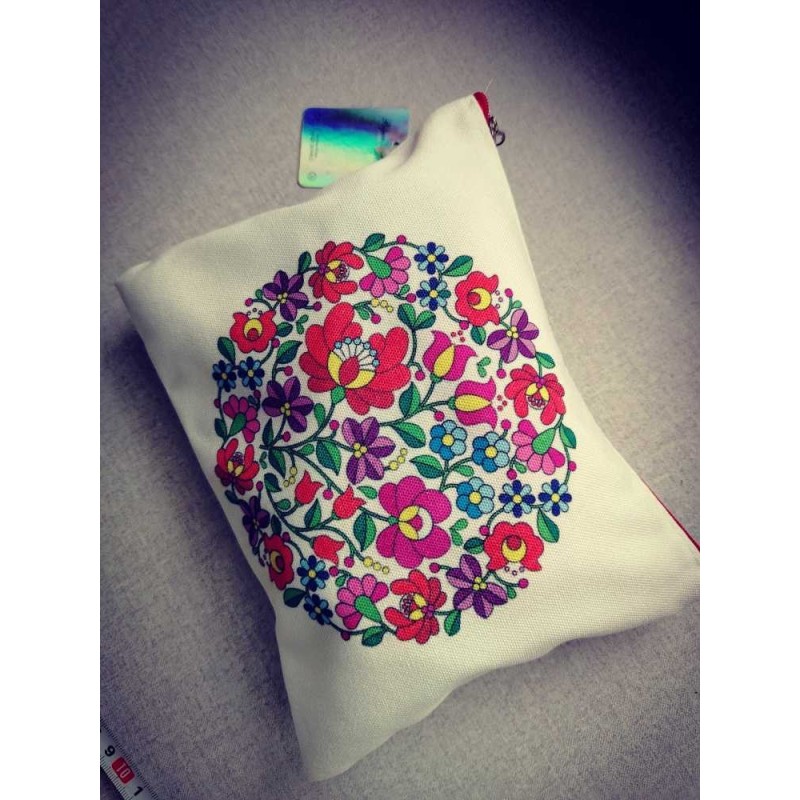 Magyar motívumos neszeszer Magyar motívumos neszeszer