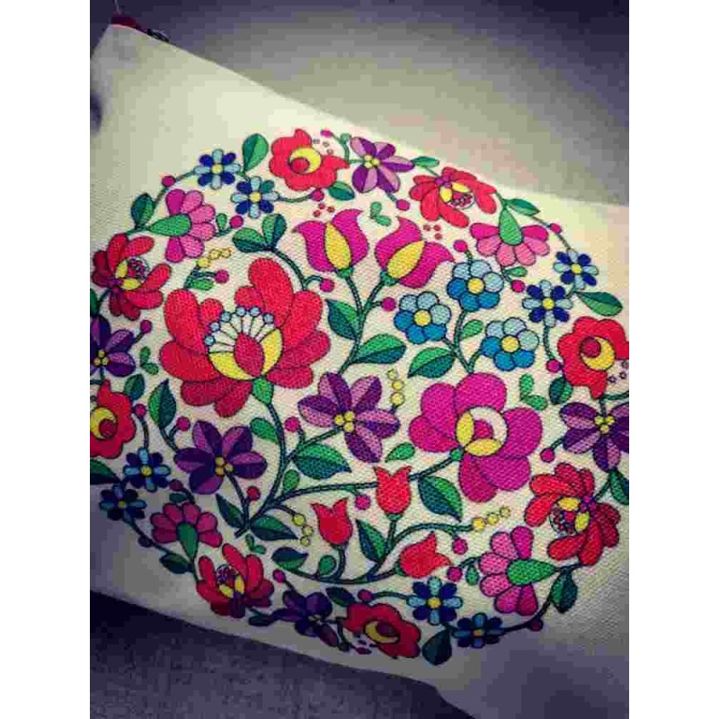 Magyar motívumos neszeszer Magyar motívumos neszeszer