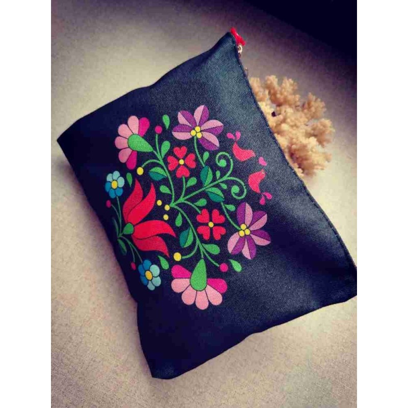 Magyar motívumos neszeszer