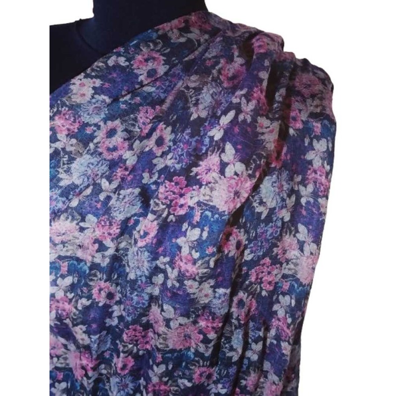 Virág mintás kendő