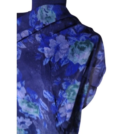 Sötétkék virágmintás kendő
