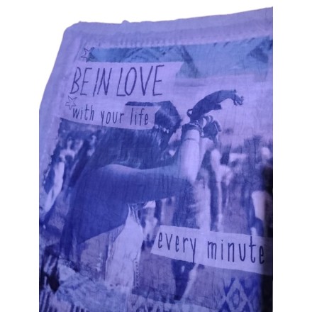 Kék feliratos fiatalos kendő