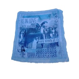 Kék feliratos fiatalos kendő