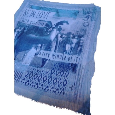 Kék feliratos fiatalos kendő