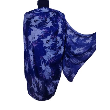 Kék-fehér virágmintás kendő