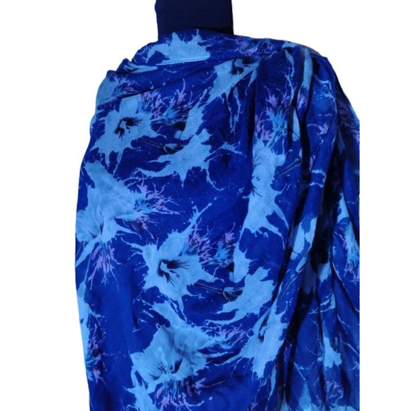 Kék-fehér virágmintás kendő