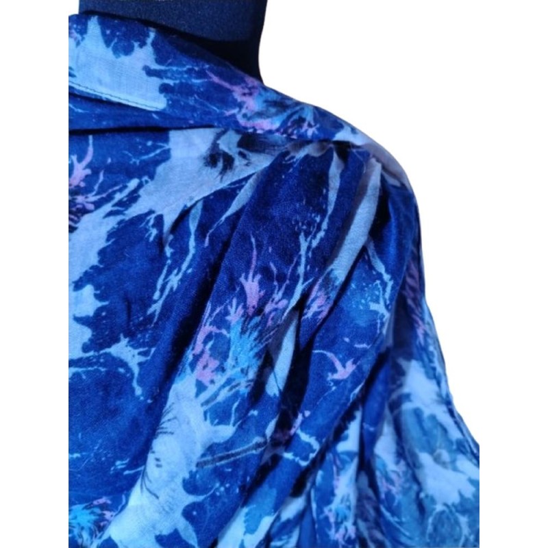 Kék-fehér virágmintás kendő