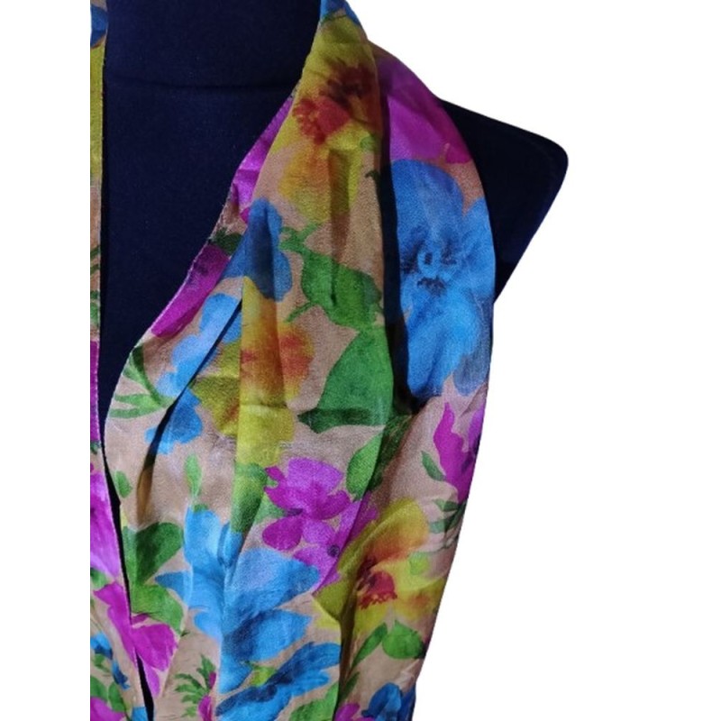 Sokszínű virágmintás kendő